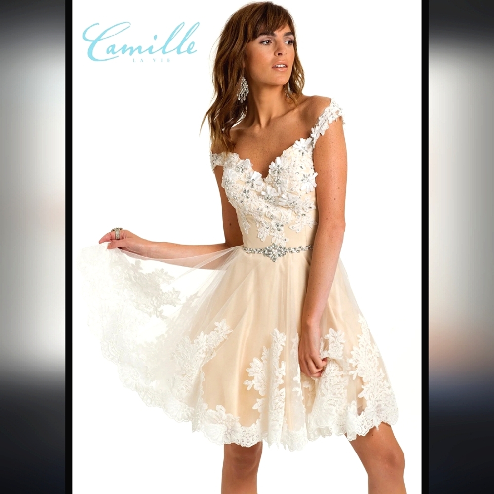 Nwot Camille Lavie Off Soulder Creme Floral Lace Dimensional Flower Detail Dress
